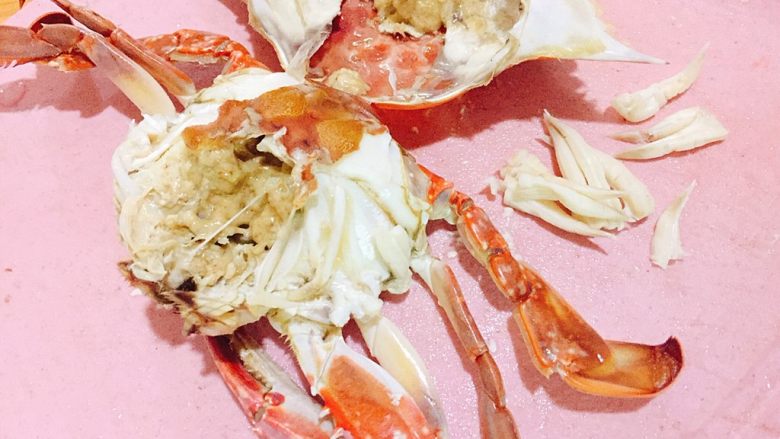 家常菜+葱油梭子蟹,蟹蒸熟后去腮,去尖头部分