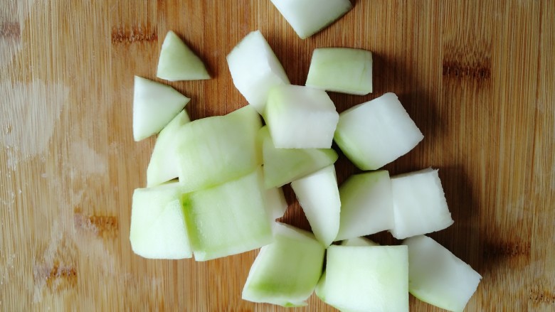 红烧肉烧冬瓜,<a style='color:red;display:inline-block;' href='/shicai/ 56'>冬瓜</a>洗净去皮切麻将块。<a style='color:red;display:inline-block;' href='/shicai/ 56'>冬瓜</a>比较容易熟，稍微大点没关系。