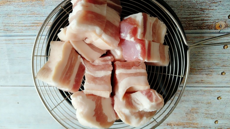 红烧肉烧冬瓜,<a style='color:red;display:inline-block;' href='/shicai/ 428'>五花肉</a>洗净去皮切成麻将块 沥干水分。