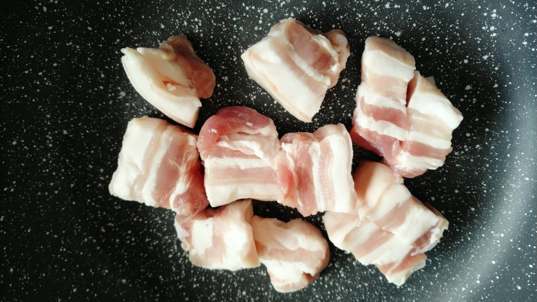 红烧肉烧冬瓜,锅底烧热后，倒入五花肉。