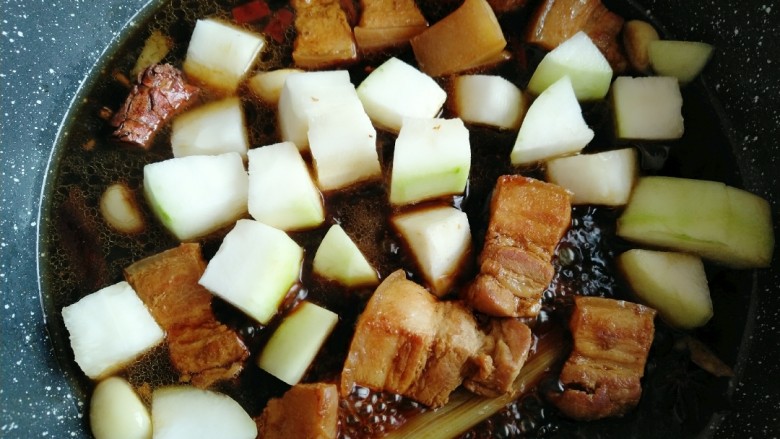 红烧肉烧冬瓜,待五花肉差不多时，倒入冬瓜，继续煮至五花肉软烂即可。