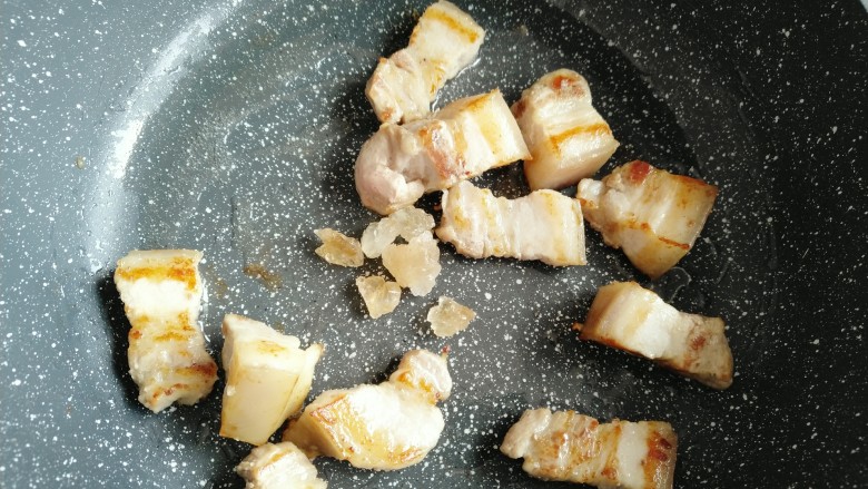 红烧肉烧冬瓜,倒入<a style='color:red;display:inline-block;' href='/shicai/ 866'>冰糖</a>，小火慢慢把<a style='color:red;display:inline-block;' href='/shicai/ 866'>冰糖</a>融化，一定要看好 ，中间适当翻炒几下，避免粘锅。