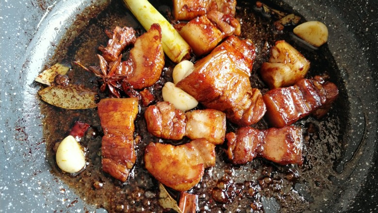 红烧肉烧冬瓜,加<a style='color:red;display:inline-block;' href='/shicai/ 762'>老抽</a>、<a style='color:red;display:inline-block;' href='/shicai/ 692'>酱油</a>、<a style='color:red;display:inline-block;' href='/shicai/ 900'>白酒</a>（去腥）翻炒均匀。