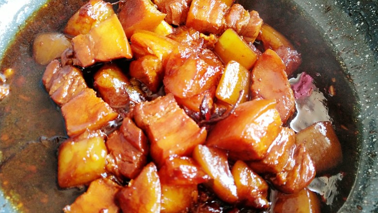 红烧肉烧冬瓜,提前烧一壶开水，倒入锅中，盖上盖子中火焖煮，开水不容易让肉紧缩。