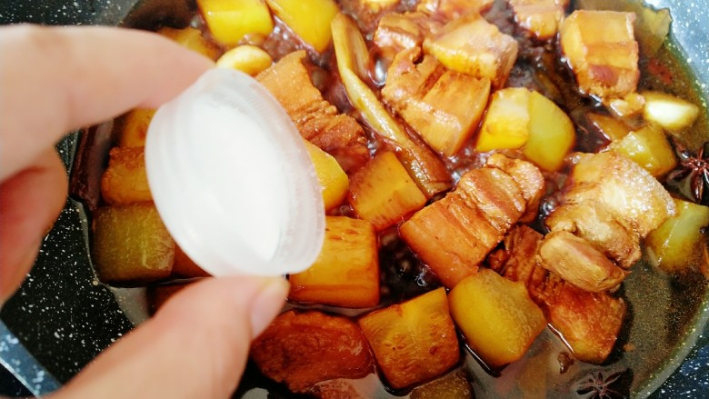 红烧肉烧冬瓜,五花肉软烂后，根据自己口味加入适量食盐，大火收汁即可。