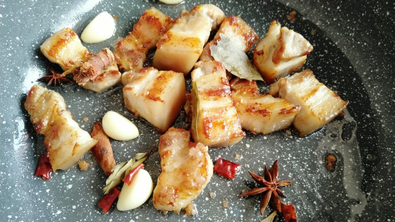 红烧肉烧冬瓜,倒入<a style='color:red;display:inline-block;' href='/shicai/ 695'>八角</a>、蒜瓣、<a style='color:red;display:inline-block;' href='/shicai/ 163'>葱白</a>、<a style='color:red;display:inline-block;' href='/shicai/ 86474'>干辣椒</a>、<a style='color:red;display:inline-block;' href='/shicai/ 741'>香叶</a>、良姜、桂皮炒香。