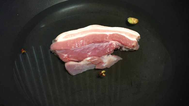 双茄烧肉,将<a style='color:red;display:inline-block;' href='/shicai/ 428'>五花肉</a>洗净放入锅中,加入适量清水,几颗花椒和1块生姜将肉煮熟。(用筷子能轻易插穿就可以了)