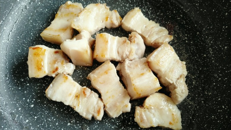 红烧肉烧冬瓜,中小火煸炒至五花肉出油，尽量多煸炒一会，把五花肉里的多余油脂全炒出来，这样吃的时候就不会觉得太油腻。