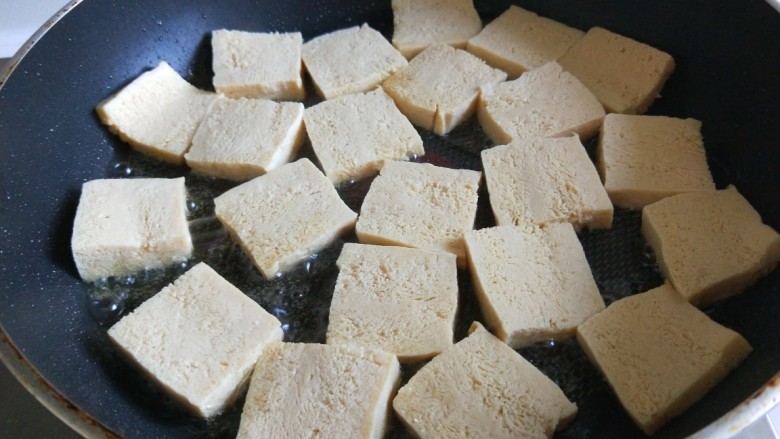 新文美食 红烧冻豆腐,平底锅烧热倒入适量<a style='color:red;display:inline-block;' href='/shicai/ 849'>花生油</a>,在放入冻豆腐煎制。