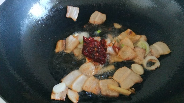 新文美食 红烧冻豆腐,在加入葱姜蒜炒香,加入一勺<a style='color:red;display:inline-block;' href='/shicai/ 46964'>郫县豆瓣酱</a>炒出红油。