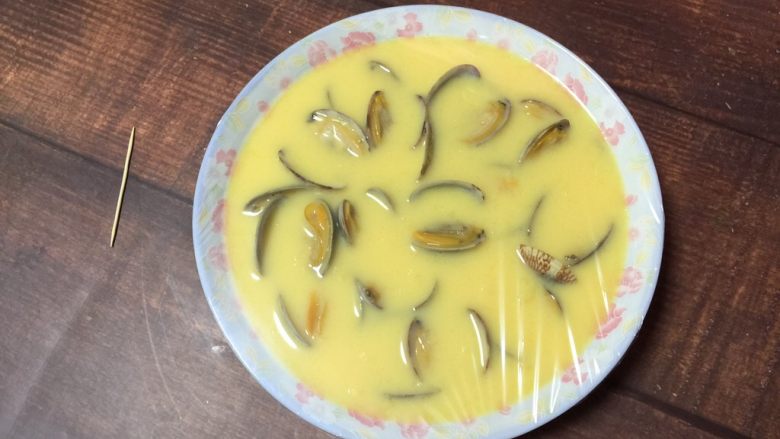 花蛤蒸蛋, 盖上保鲜膜并用牙签钻上几个小孔