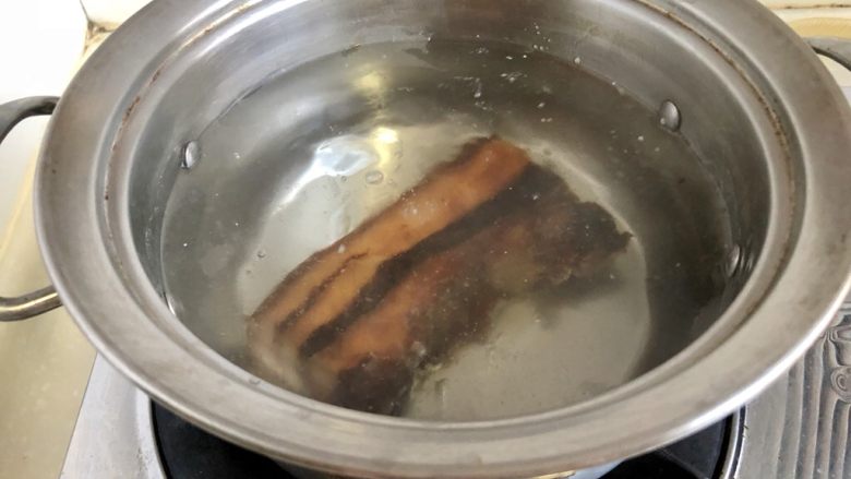 青砖红瓦炊烟起➕冬瓜蒸酱油肉,坐锅烧水,水开放入酱油肉