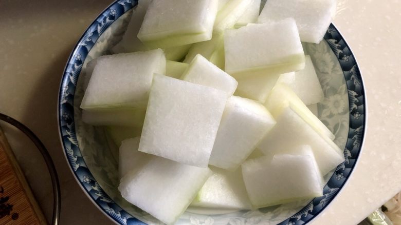 青砖红瓦炊烟起➕冬瓜蒸酱油肉,冬瓜切7毫米左右厚的片,别太厚也别太薄,因为要上锅蒸,太薄了冬瓜蒸的太软太烂,太厚了冬瓜又蒸不透