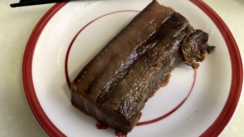 青砖红瓦炊烟起➕冬瓜蒸酱油肉,煮过的酱油肉捞出放至不烫手。不要煮的时间太长,酱油肉就不香了,五分钟左右就可以,不需要把肉完全煮熟,还要上锅蒸的
