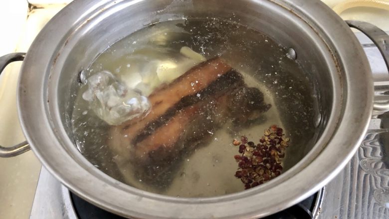 青砖红瓦炊烟起➕冬瓜蒸酱油肉,撒上少许花椒,切几片姜片放入