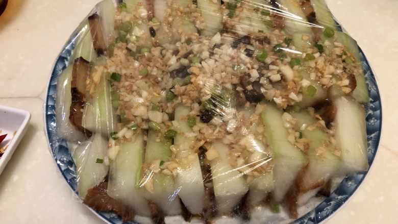 青砖红瓦炊烟起➕冬瓜蒸酱油肉,蒙上保鲜膜,保鲜膜上用牙签戳几个洞