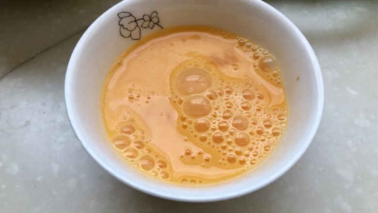 绿绦摇曳秋意凉➕肉末丝瓜香菇蛋汤,无公害鸡蛋打成均匀蛋液,备用