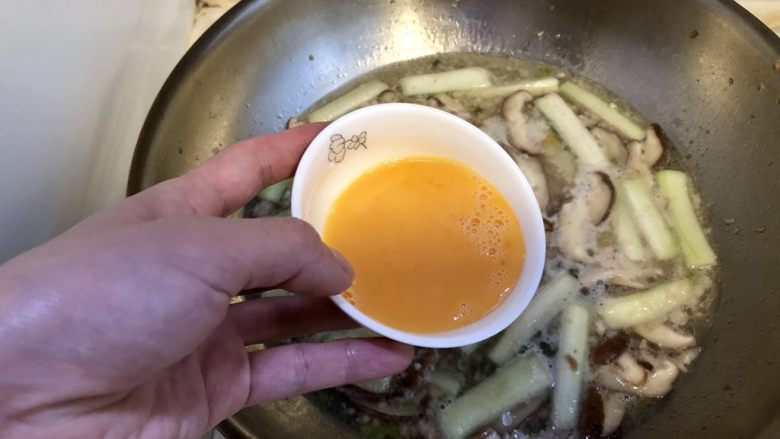 绿绦摇曳秋意凉➕肉末丝瓜香菇蛋汤,开盖后,淋入蛋液,用汤勺背轻轻推动