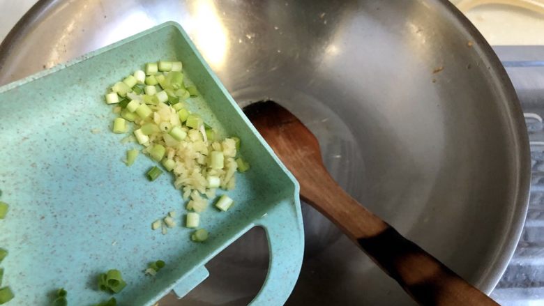 绿绦摇曳秋意凉➕肉末丝瓜香菇蛋汤,热锅冷油,油比炒菜要少一点,免得汤太油腻,小火,加入葱白姜末煸香