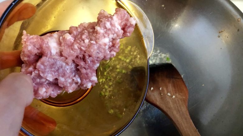 绿绦摇曳秋意凉➕肉末丝瓜香菇蛋汤,加入肉末炒散,煸炒到肉末发白出油