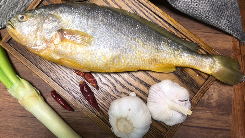 家常酱汁黄花鱼,准备食材