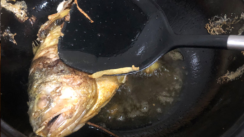 家常酱汁黄花鱼,将腌好的黄花鱼下入锅中煎至表面金黄,捞出备用。