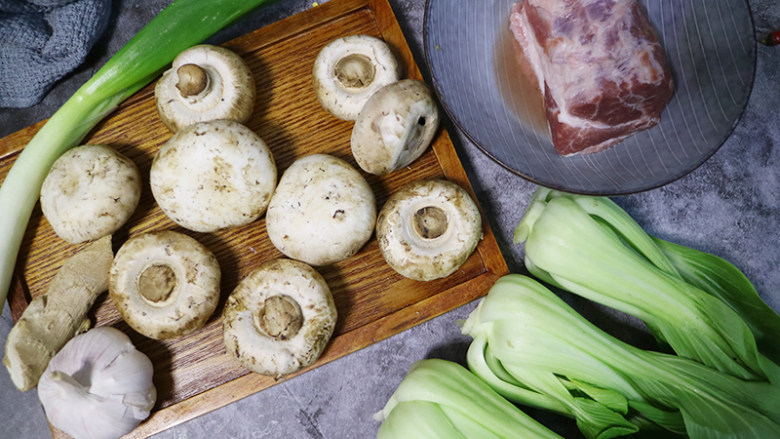 口蘑小油菜,准备食材