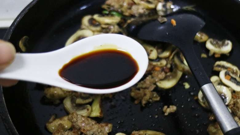 口蘑小油菜,再倒入口蘑继续翻炒,加入生抽调味。