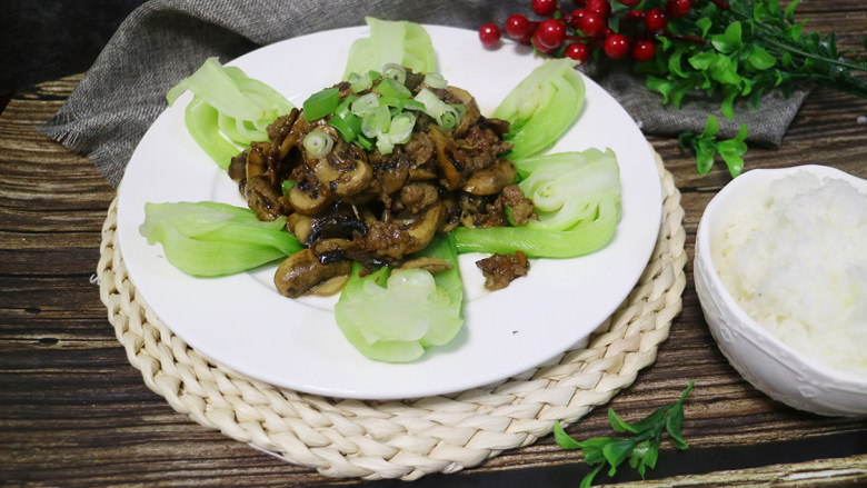 口蘑小油菜,将肉沫口蘑翻炒均匀，炒熟后加盐调味出锅。