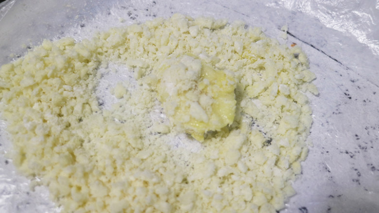 外焦里嫩的炸香蕉,再均匀地沾薯条碎末。