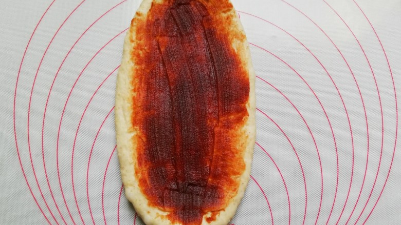 全麦燕麦吐司,均匀抹上<a style='color:red;display:inline-block;' href='/shicai/ 4729'>豆沙馅</a>,卷起来