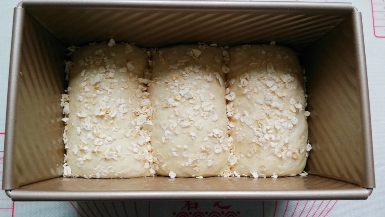 全麦燕麦吐司,刷上蜂蜜水或蛋液,撒上燕麦进行二次发酵(发酵至八分满)