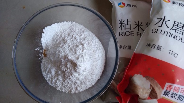 南瓜蒸月饼,然后倒入糯米粉和<a style='color:red;display:inline-block;' href='/shicai/ 7127'>粘米粉</a>,和成柔软不粘手的糯米团。因为南瓜泥的含水量不同,所以糯米粉的分量会有所不同,如果太干的话可以加一点点水,相反太粘手的话可以加入适量的糯米粉