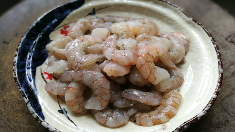 苦瓜炒虾仁,解冻好的虾仁,清洗干净,并沥干水份