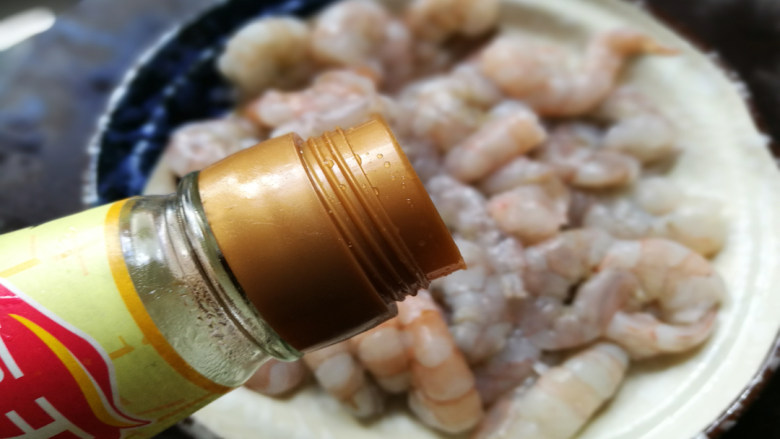 苦瓜炒虾仁,虾仁加入适量料油