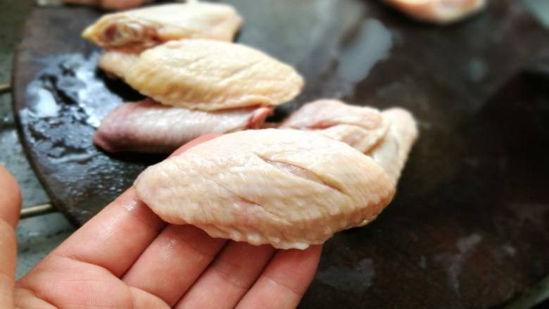 小朋友不爱吃饭,试试可乐鸡翅,鸡翅划刀,以便更好的入味