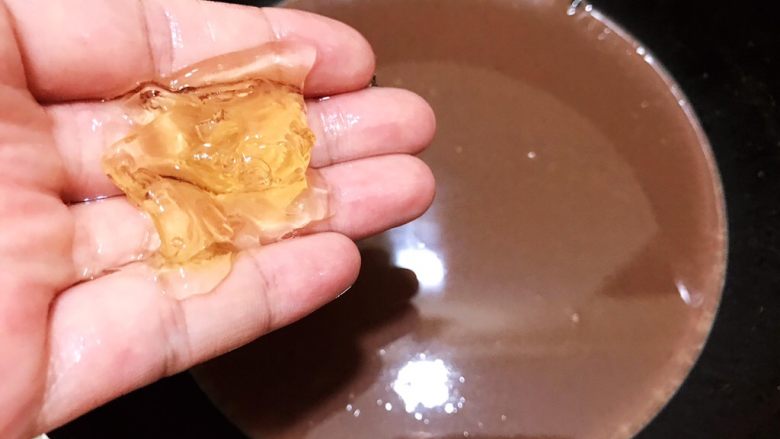 网红沙皮狗巧克力慕斯,加入泡软的吉利丁片,待吉利丁片融化后关火
