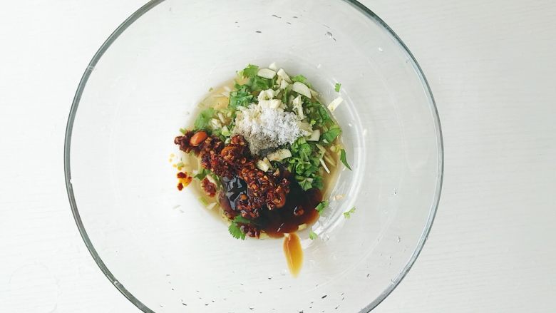 凉拌小河虾,依次加入蚝油 香醋 油泼辣子 食盐 鸡精 白砂糖混合均匀(家庭版的油泼辣子 是以辣椒面➕熟芝麻或者花生米 用炸熟的热油爆出香味 搅拌均匀后食用)