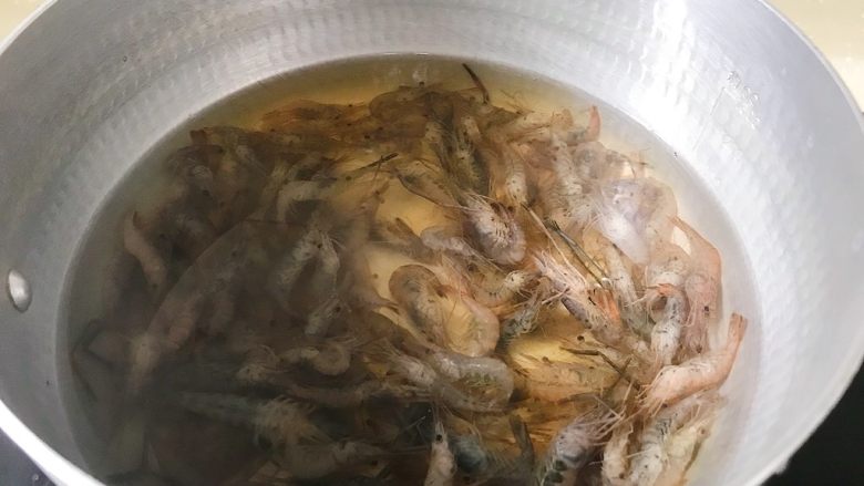 凉拌小河虾,水开后放入小河虾 加入适量料酒和食盐