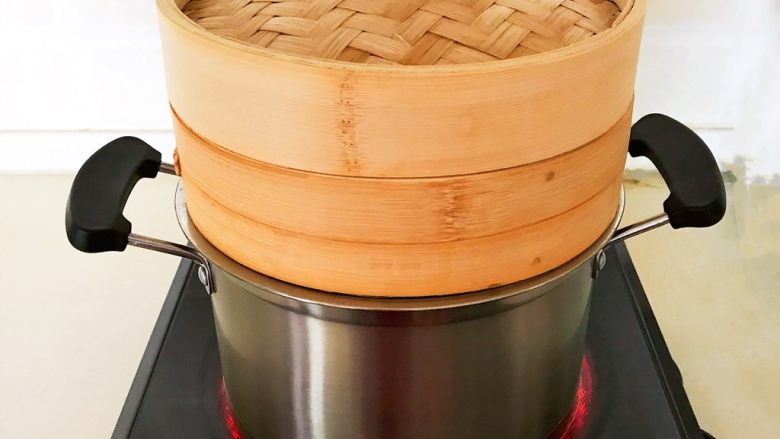 杂粮包子,把蒸籠放在蒸鍋上,盖上蒸笼盖子,大火烧开后蒸13分钟,停火后焖3分钟