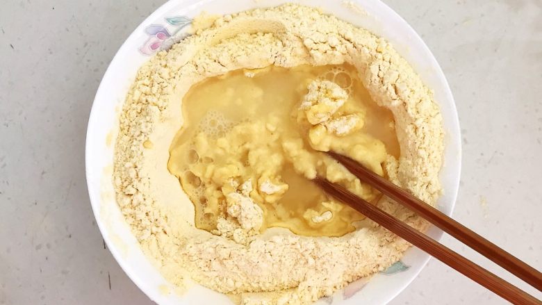 杂粮包子,把两种面粉搅拌均匀,加入开水烫面,余下的干面加入冷水和面