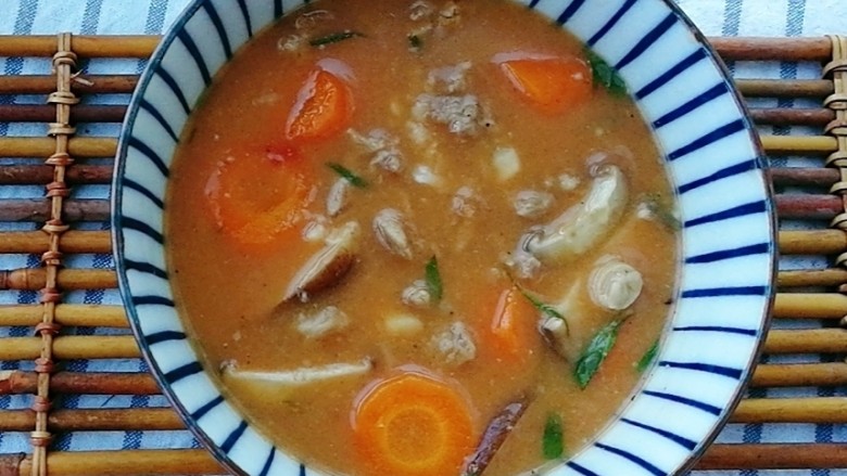 快手菜,胡萝卜番茄牛肉羹,牛肉香菇鲜美、胡萝卜软烂、羹汤可口,去湿健脾又开胃,营养丰富还能瘦身哦