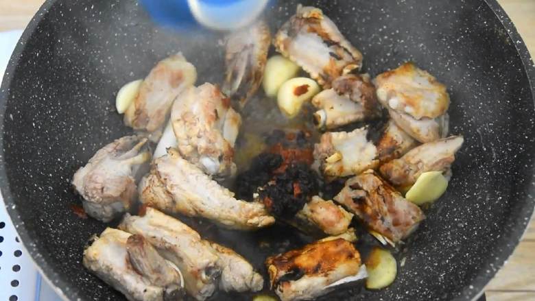 川味土豆排骨,排骨这么做非常好吃,加入豆瓣酱、豆鼓酱、老抽、料酒、香醋炒匀。