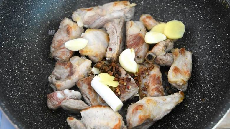川味土豆排骨,排骨这么做非常好吃,加入葱、姜、蒜瓣、花椒,炒香。