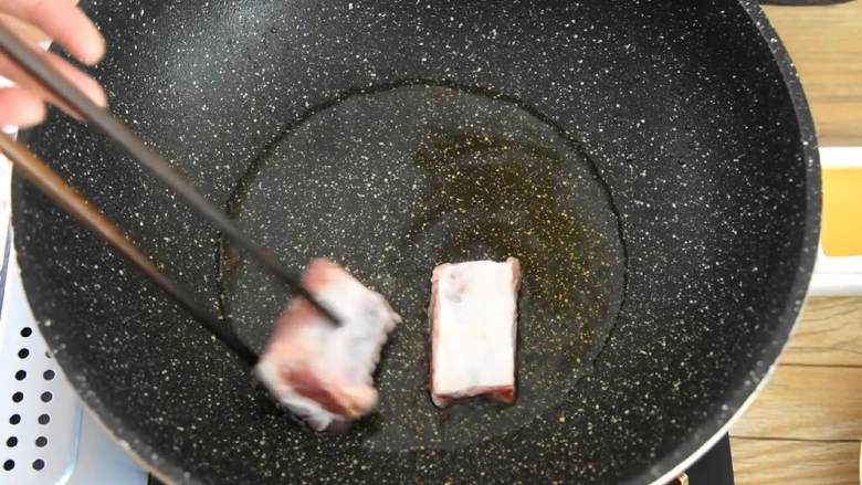 川味土豆排骨,排骨这么做非常好吃,留部分油中火煎排骨。