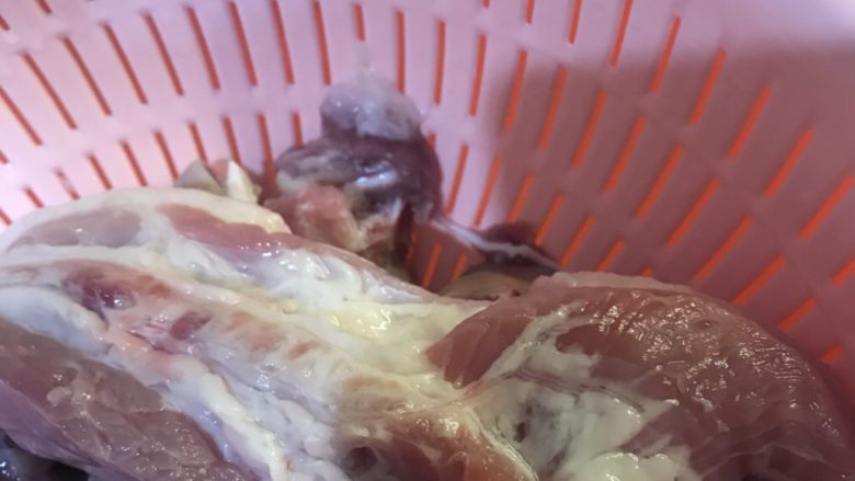 花椰菜炒五花肉,五花肉洗干净,沥干水