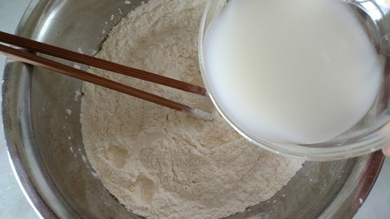 红豆沙饼,调好的酵母水倒入面粉里