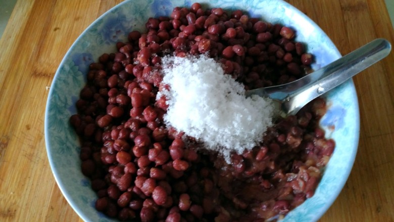 红豆沙饼,把红豆捞出放入盘里,加入<a style='color:red;display:inline-block;' href='/shicai/ 3729'>白糖</a>