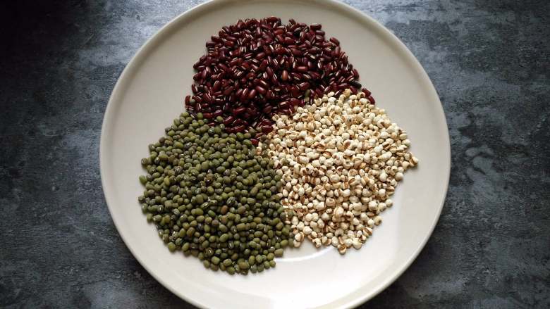米粥、包子一锅出,蒸笼砂锅的妙用,赤小豆、炒过的薏米、绿豆按1:1:1的比例即可,也可以按照自己的需求调整。