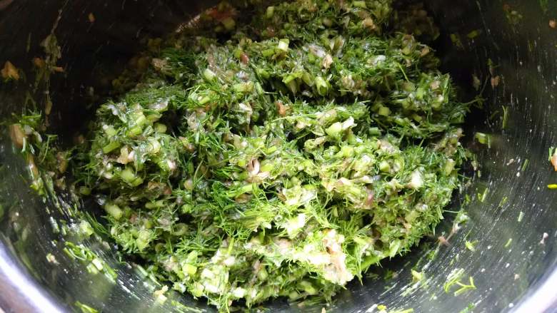 米粥、包子一锅出,蒸笼砂锅的妙用,加入猪肉馅中,加入食用油拌匀,加盐,最后加入芝麻油拌匀,茴香馅就做好了